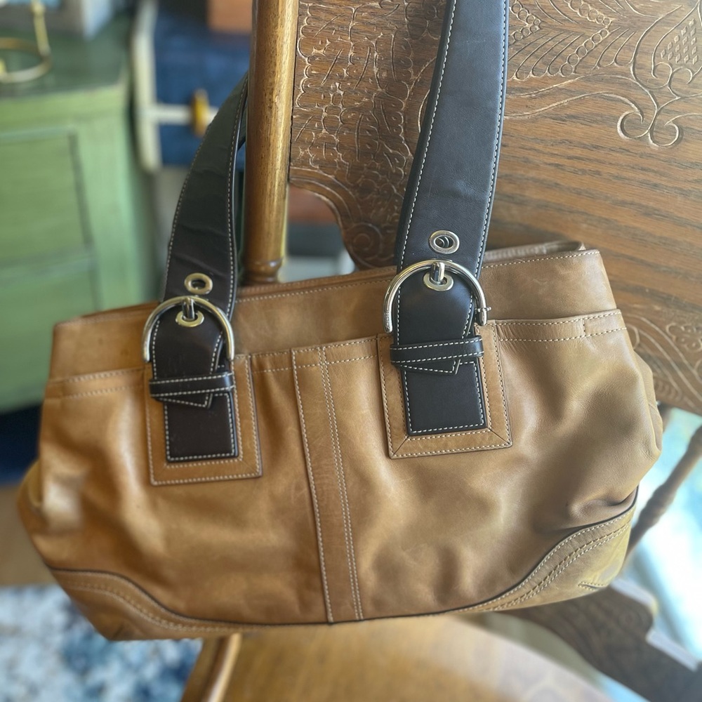 Coach tan leather shoulder bag